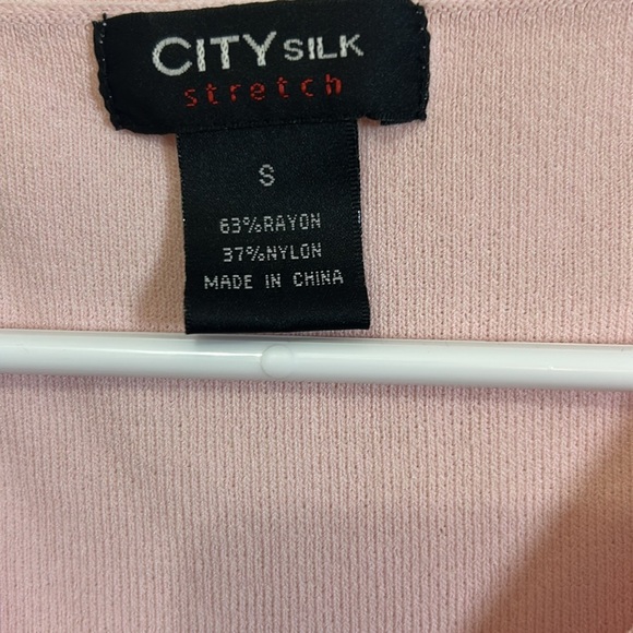 City silk stretch, sleeveless V-neck sweater size small pink - Picture 2 of 4